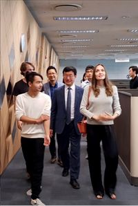 Antarkan Anak Sekolah di Korea, Angelina Jolie Mengaku Emosional