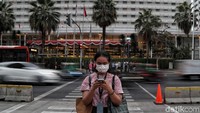 Selain itu Deputi Koordinator Bidang Transportasi dan Infrastruktur Kemenko Marves, Rachmat Kaimuddin, membeberkan bahwa musim kemarau menjadi salah satu penyebab polusi udara di Jakarta menjadi semakin parah. Dia menyebutkan bahwa musim kemarau yang membuat angin bergerak dari satu tempat ke tempat lainnya membuat polusi yang ada di udara juga berputar-putar di atmosfer. (Pradita Utama/detikcom)