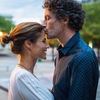 Jika pria mencium dahi kekasihnya, khususnya saat berada di tempat umum, itu menunjukkan komitmennya sebagai pasangan. Bahasa tubuh ini juga digunakan untuk mengatakan, Aku peduli padamu dan untuk jangka yang panjang. Foto: iStock