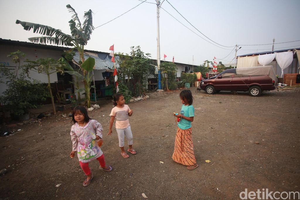 Warga Kampung Akuarium saat ini beraktivitas dalam hunian sementara. Warga berharap berharap Pemprov DKI Jakarta segera menyediakan hunian tetap.