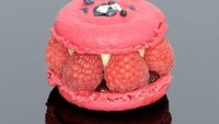 Pastry Le Marie Antoinette juga seperti macaron pada umumnya. Terbuat dari dua cangkang macaron merah muda yang diisi dengan krim rose dan buah raspberry yang manis. Foto: istimewa
