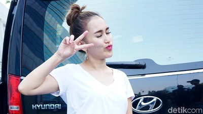 Pose Gadis Instagram Ala Ayu Ting Ting