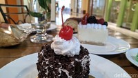 Restoran ini telah lama dikenal dengan aneka roti dan kue klasiknya. Menu Black Forest di Sari Delicatessen juga sangat ikonik dan sampai saat  ini masih ditawarkan. Foto: Devi S. Lestari/detikFood