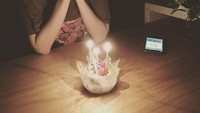 Perayaan ulang tahun aktor kelahiran bulan Juli ini terlihat sederhana. Hanya ada kue kecil dan tiga lilin ulang tahun di atasnya. Foto: Instagram aagbanjh