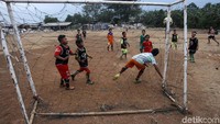 Sebuah peluang yang berhasil dimentahkan oleh penjaga gawang.
