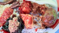 Racikan lauk yang pedas gurih plus dendeng yang manis membuat nasi cawuk makin seru rasanya. Foto : Instagram @kodonie