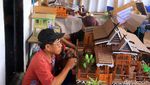 Apiknya Limbah Kayu Disulap Jadi Miniatur Rumah Adat hingga Pinisi