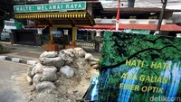 Akibat proyek tersebut, material tanah pun berserakan di pedestrian bahkan badan jalan.