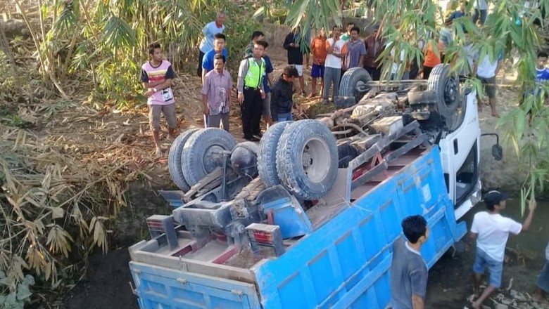 Truk Pengangkut Pasir Terjun ke Sungai di Sragen, Sopir Tewas Truk Pengangkut Pasir Terjun ke Sungai di Sragen, Sopir Tewas