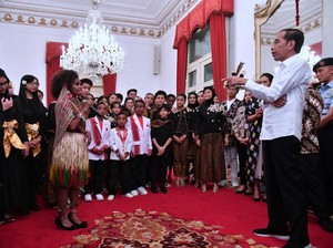 Aksi Talenta Muda Papua Nyanyikan Indonesia Pusaka di Depan Jokowi