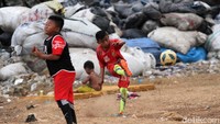 Eksekusi bola mati yang membuat seorang anak merem ketakutan.