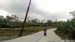 Tiang di Tengah Jalan Banjarnegara Ini Bahayakan Pengguna Jalan