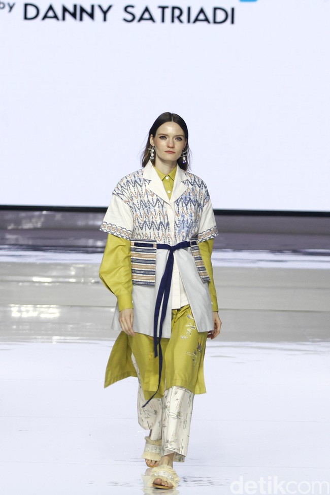 Fashion show koleksi Danny Satriadi Way of Loves yang terinspirasi motif capung, di Jakarta Fashion & Food Festival 2019. Kelapa Gading. Jakarta. [Senin, 19/08/2019]. Foto: Mohammad Abduh/Wolipop