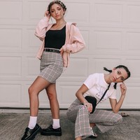 Brooklyn and Bailey (@brooklynandbailey). Bermain bersama sepasang remaja kembar tampak menyenangkan. Itu mungkin yang membuat Brooklyn dan Bailey sangat populer di Instagram hingga punya 5,1 jutaan pengikut. Selain posting foto cantik, keduanya sering membahas mengenai makeup, fashion, hingga eksperimen sebagai anak kembar di YouTube. Foto: Instagram