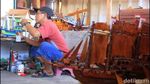 Apiknya Limbah Kayu Disulap Jadi Miniatur Rumah Adat hingga Pinisi