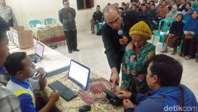 Pilkades Serentak Magetan, 3 Ribu Lansia Belajar e-Voting Pilkades Serentak Magetan, 3 Ribu Lansia Belajar e-Voting