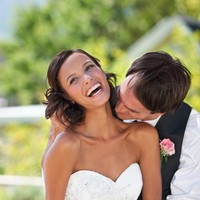 Leher adalah area yang cukup sensitif dan juga bermakna sensual. Tipe ciuman ini umumnya dibarengi dengan french kiss. Jika suami mencium pasangannya di area leher, maka dia mencoba membuat sang istri terangsang. Foto: iStock