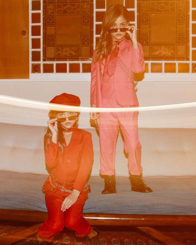 Clements Twins (@clementstwins). Banyak pula anak kembar yang mencuri perhatian di Instagram, salah satunya Ava Marie dan Lea Rose Clement. Kembar cantik yang sudah menjadi model tersebut kini punya 1,4 juta pengikut dan sering berbagi foto pemotretan mereka. Foto: Instagram