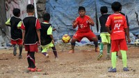 Anak-anak usia 10 - 12 tahun tersebut rutin bermain sepak bola seminggu dua kali.