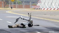 Robot dikerahkan untuk memerikan barang bawaan pembajak pesawat.