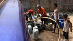 Kekeringan! Warga Kabupaten Bekasi Antre Air Bersih