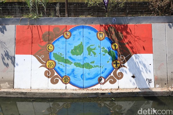 Mural Kepulauan Indonesia yang diikat oleh simbol dari agama-agama yang ada di Indonesia (Randy/detikcom) Mural Kepulauan Indonesia yang diikat oleh simbol dari agama-agama yang ada di Indonesia (Randy/detikcom)
