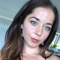 Isotretinoin merupakan obat yang diminum untuk mengurangi produksi minyak dan sebum pada kulit. Obat ini juga bisa membunuh bakteri, mengurangi kemerahan dan peradangan. Namun penggunaannya hanya boleh atas resep dokter dan tak disarankan untuk ibu hamil atau wanita yang sedang dalam program punya anak. Foto: Instagram/@emilykeel_