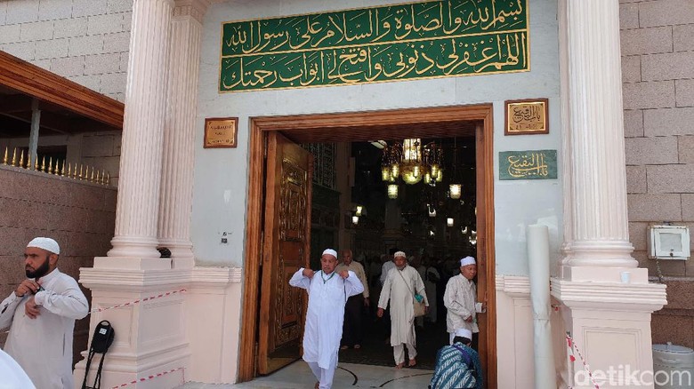 Masjid Nabawi di kota Madinah menyimpan taman surga yang disebut Raudhah. Di sebelahnya, terdapat pula makam Nabi Muhammad SAW.