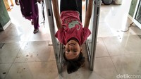 Seorang anak bermain di pengungsian.