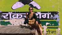 Asmara juga hobi traveling nih. Kala di India ia memakai sari dan menikmati chai. Foto: Instagram asmaraabigail