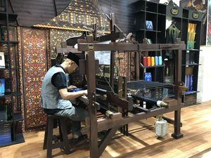 Kolaborasi SOGO dan BHS Lestarikan Produksi Sarung Tenun Lokal