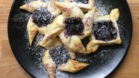 Biasanya orang mengenal puff pastry untuk membuat croissant, padahal ada banyak kue yang bisa dibuat dengan menggunkan puff pastry. Salah satunya pastry blueberry dengan bentuk kincir ini.  Foto: instagram