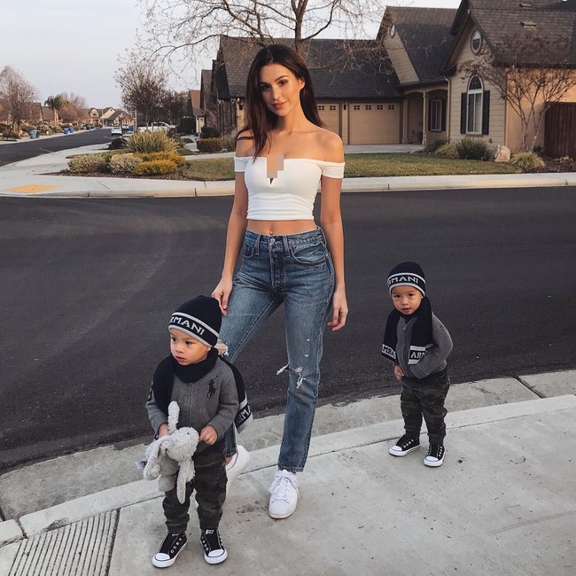Inilah penampilan seksi Sonya. Berpose bersama dua anak lelakinya, Sonya tampil sporty-seksi dengan crop top, celana jeans dan sneakers putih. Foto: Instagram @sonyadsanchez