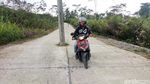 Tiang di Tengah Jalan Banjarnegara Ini Bahayakan Pengguna Jalan