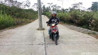 Pengendara harus ekstra hati-hati saat melintas di jalan tersebut.
