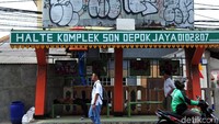 Halte tersebut tampak kotor oleh coretan.