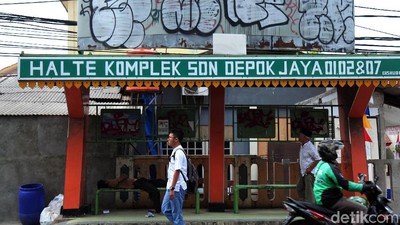 Halte Komplek SDN Depok Jaya Dipenuhi Coretan