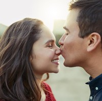 Mencium hidung adalah bahasa tubuh sangat manis yang bisa diberikan pria pada kekasihnya. Ciuman di hidung menandakan dia merasa senang dan nyaman berada di dekat kekasihnya atau berusaha membuat mood pasangannya menjadi lebih baik. Foto: iStock
