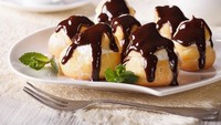 Pastry  Profiteroles merupakan hidangan penutup dari Prancis ibuat dengan bola choux pastry yang diisi dengan whipped cream, cream pastry, custard atau ice cream. Foto: istimewa