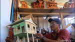 Apiknya Limbah Kayu Disulap Jadi Miniatur Rumah Adat hingga Pinisi