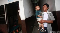Salah satu potret aktivitas warga Kampung Akuarium di hunian sementara, Jumat (23/8/2019).