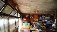 Masih di Jepang, restoran yang ditinggalkan ini dulunya bernama Tottori Countryside Restaurant yang sudah ditinggalkan sejak tahun 1997. Mulai dari meja, menu makanan, hingga lemari pendingin masih ada di sana. Foto: Istimewa