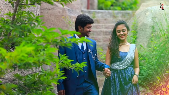 Sebelum pergi ke Australia, Amrutha dan Pranay mengadakan upacara sederhana dengan teman dekat dan menikah di sebuah kuil di Hyderabad. Pernikahan itu dijalankan oleh kelompok reformis Hindu bernama Arya Samaj, yang mendukung pernikahan antar-kasta. Mereka pun harus menunda rencana untuk meninggalkan India sementara waktu karena Amrutha tengah hamil. Foto: Screenshot Youtube Amrutha Varshini