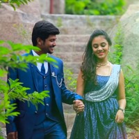 Sebelum pergi ke Australia, Amrutha dan Pranay mengadakan upacara sederhana dengan teman dekat dan menikah di sebuah kuil di Hyderabad. Pernikahan itu dijalankan oleh kelompok reformis Hindu bernama Arya Samaj, yang mendukung pernikahan antar-kasta. Mereka pun harus menunda rencana untuk meninggalkan India sementara waktu karena Amrutha tengah hamil. Foto: Screenshot Youtube Amrutha Varshini