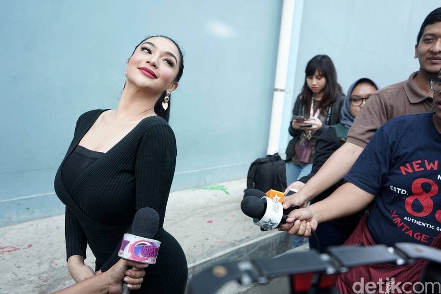 Kenakan Dress Ketat, Siva Aprilia Pamer Lekuk Tubuh
