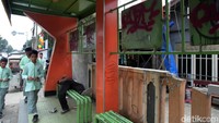 Coretan itu membuat halte terlihat kumuh.