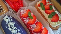 Eclairs dikenal sebagai kue kering berongga yang dibuat dari adonan choux dan diisi dengan custard atau krim rasa cokelat. Banyak tersedia di segala bakery. Foto: istimewa