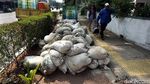 Trotoar dan Badan Jalan di Melawai Dikotori Galian Tanah