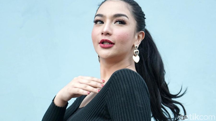 Kenakan Dress Ketat, Siva Aprilia Pamer Lekuk Tubuh