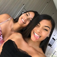 Montoya Twins (@montoyatwinz). Di YouTube, Montoya Twins tampil selayaknya dua sahabat yang berbagi humor, rekomendasi produk, hingga tantangan. DI Instagram, mereka kerap menampilkan OOTD dan selfie cantik kepada 299 ribu follower. Foto: Instagram